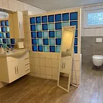 アパート Neu In Mit Grosser Terrasse I Separate Kueche I Eckbadewanne Und Dusche