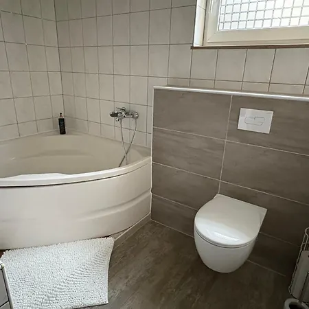 Neu In Mit Grosser Terrasse I Separate Kueche I Eckbadewanne Und Dusche Lägenhet *