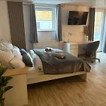 Neu In Mit Grosser Terrasse I Separate Kueche I Eckbadewanne Und Dusche Daire Dresden