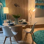 Neu In Mit Grosser Terrasse I Separate Kueche I Eckbadewanne Und Dusche Daire Dresden